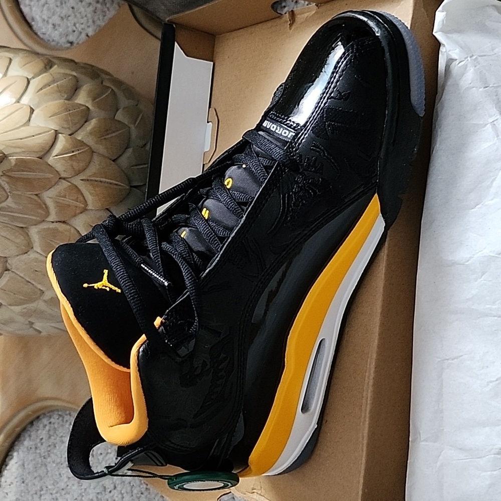 Jordan dub zero “Taxi” (limited edition) Size 6.5 Unisex Black, Yellow & White.